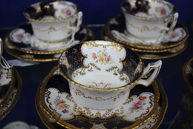 Appraisal: A COALPORT PORCELAIN TEA SERVICE consisting of thirty two pieces