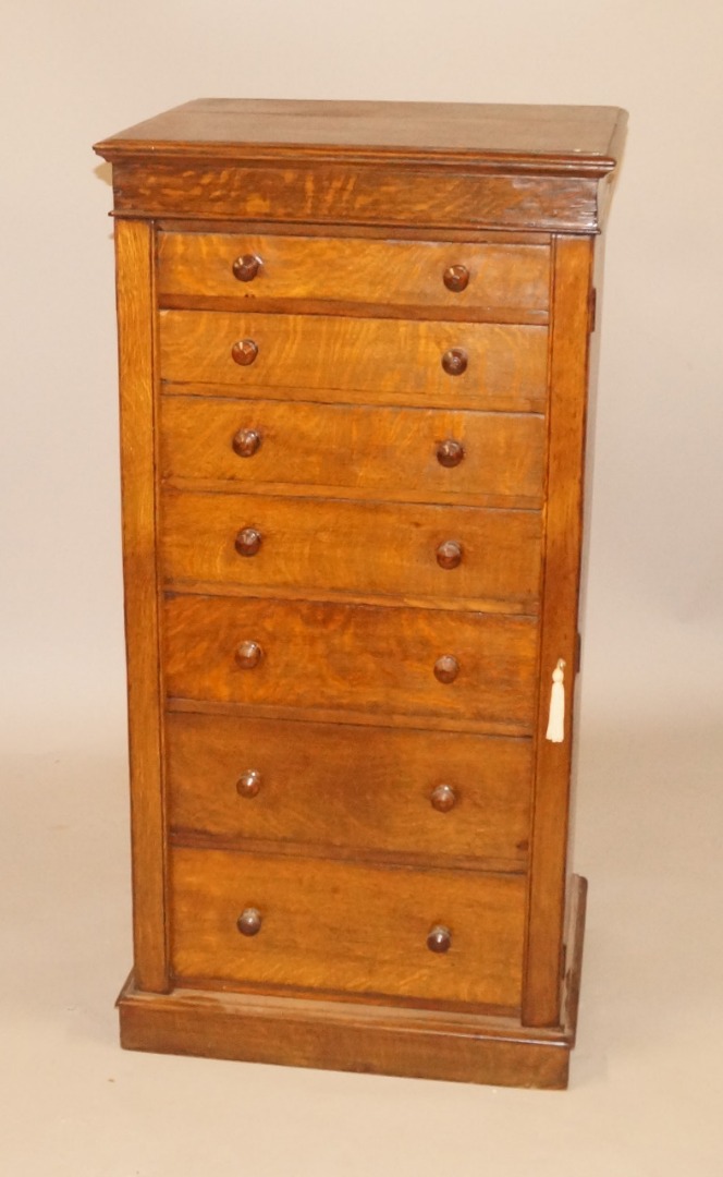 Appraisal: A late thC early thC oak Wellington chest with seven