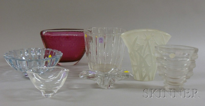 Appraisal: Seven Assorted Art Glass Items a Steuben bowl a Baccarat