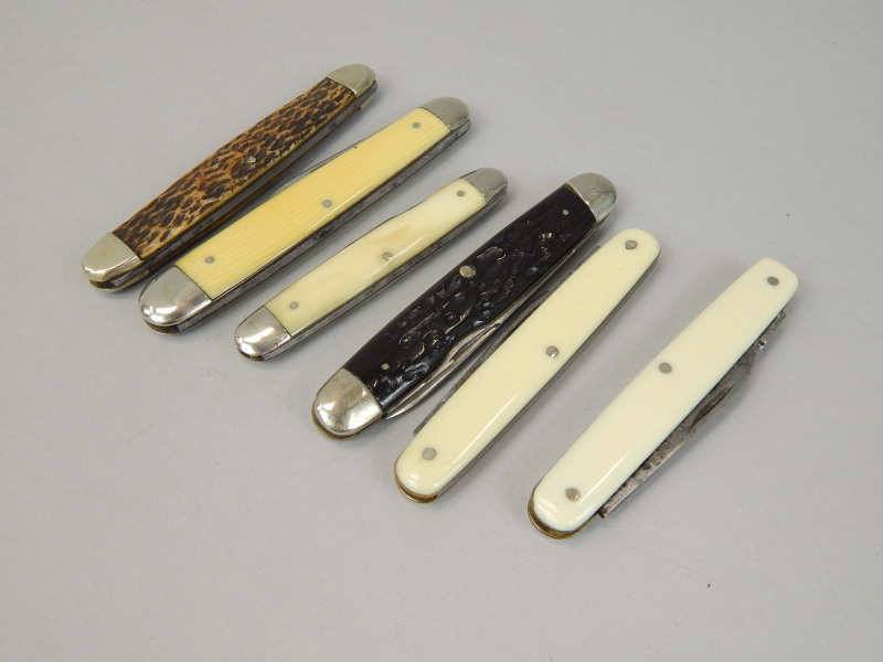 Appraisal: A collection of small fruit or pen knives to include