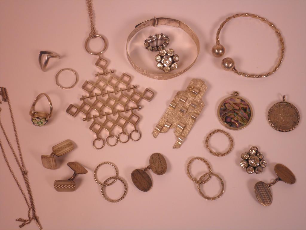 Appraisal: A modern Finnish silver pendant and chain and various items