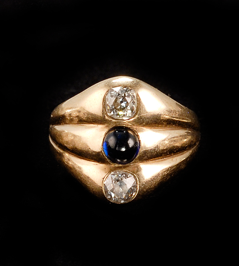 Appraisal: KT GOLD DIAMOND AND SAPPHIRE RING Central cabochon sapphire in