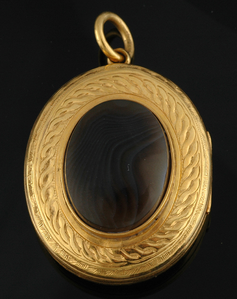 Appraisal: A VICTORIAN GOLD LOCKET The ct gold oval hinged locket