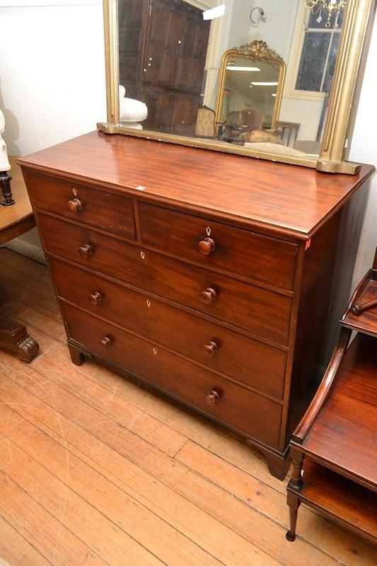 Appraisal: A GEORGIAN MAHOGANY FIVE DRAWER CHEST A GEORGIAN MAHOGANY FIVE