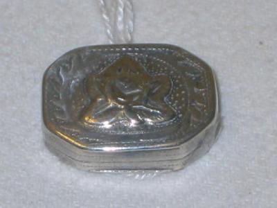 Appraisal: A GEORGE III VINAIGRETTE of canted oblong form the lid