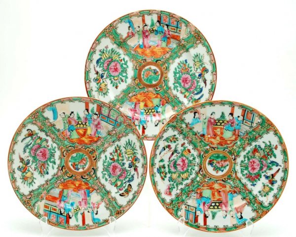 Appraisal: Three similar Rose Medallion plates with centralized panels of flowers