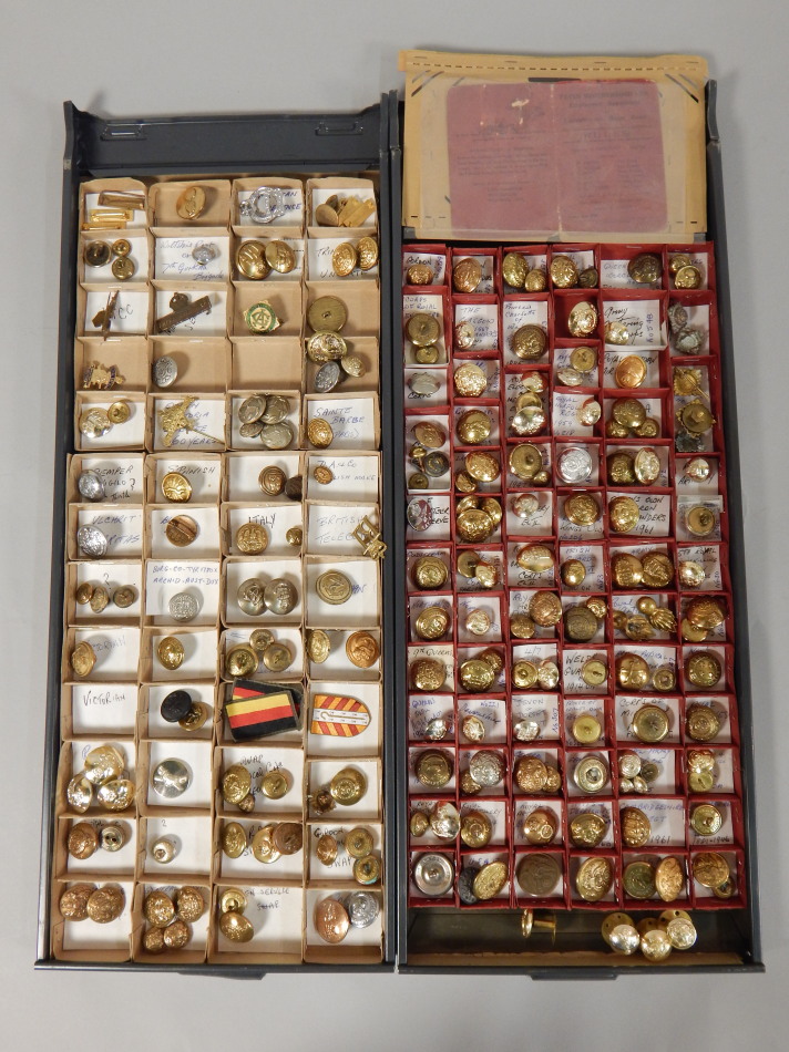 Appraisal: Various Regimental buttons and badges to include the Wiltshire Regiment