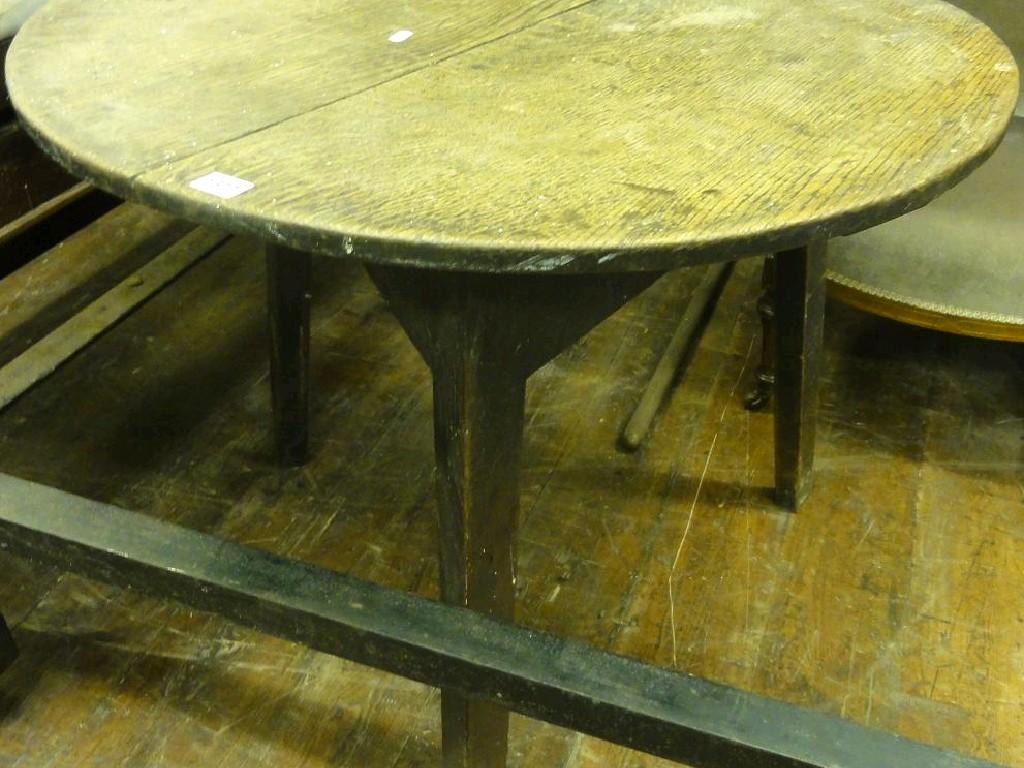 Appraisal: A Georgian oak cricket table of usual form the circular