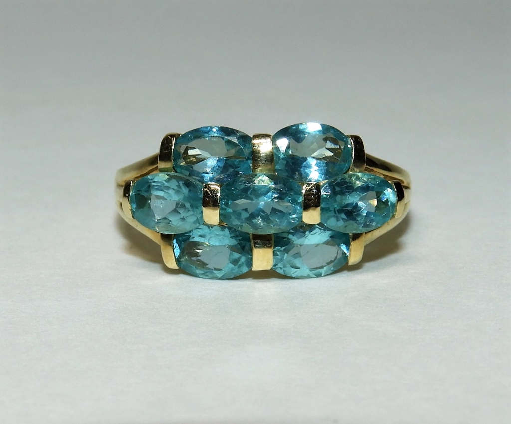 Appraisal: K YELLOW GOLD SIMULATED AQUAMARINE RING ContemporaryEight simulated aquamarine stones