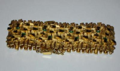 Appraisal: A CT GOLD BRACELET the thick links modelled as a