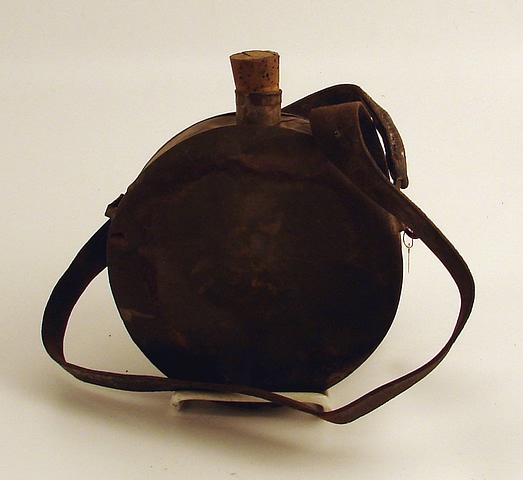 Appraisal: Civil War drum style canteen Confederate Canteen measures in diameter