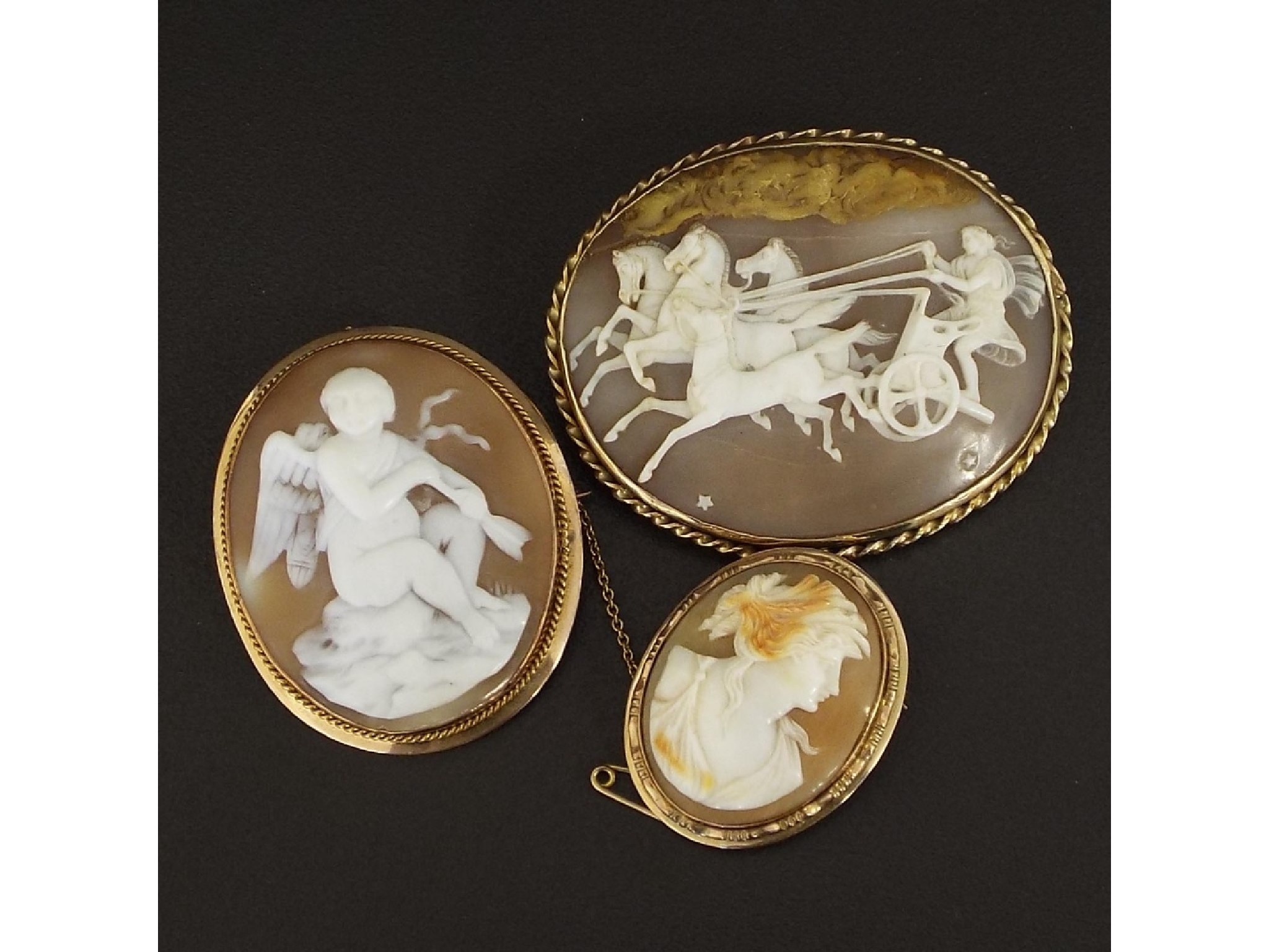 Appraisal: Gold mounted oval cameo brooch depicting a chariot mm x