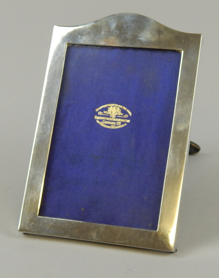 Appraisal: An Edward VII silver photograph frame by the Goldsmiths Silversmiths