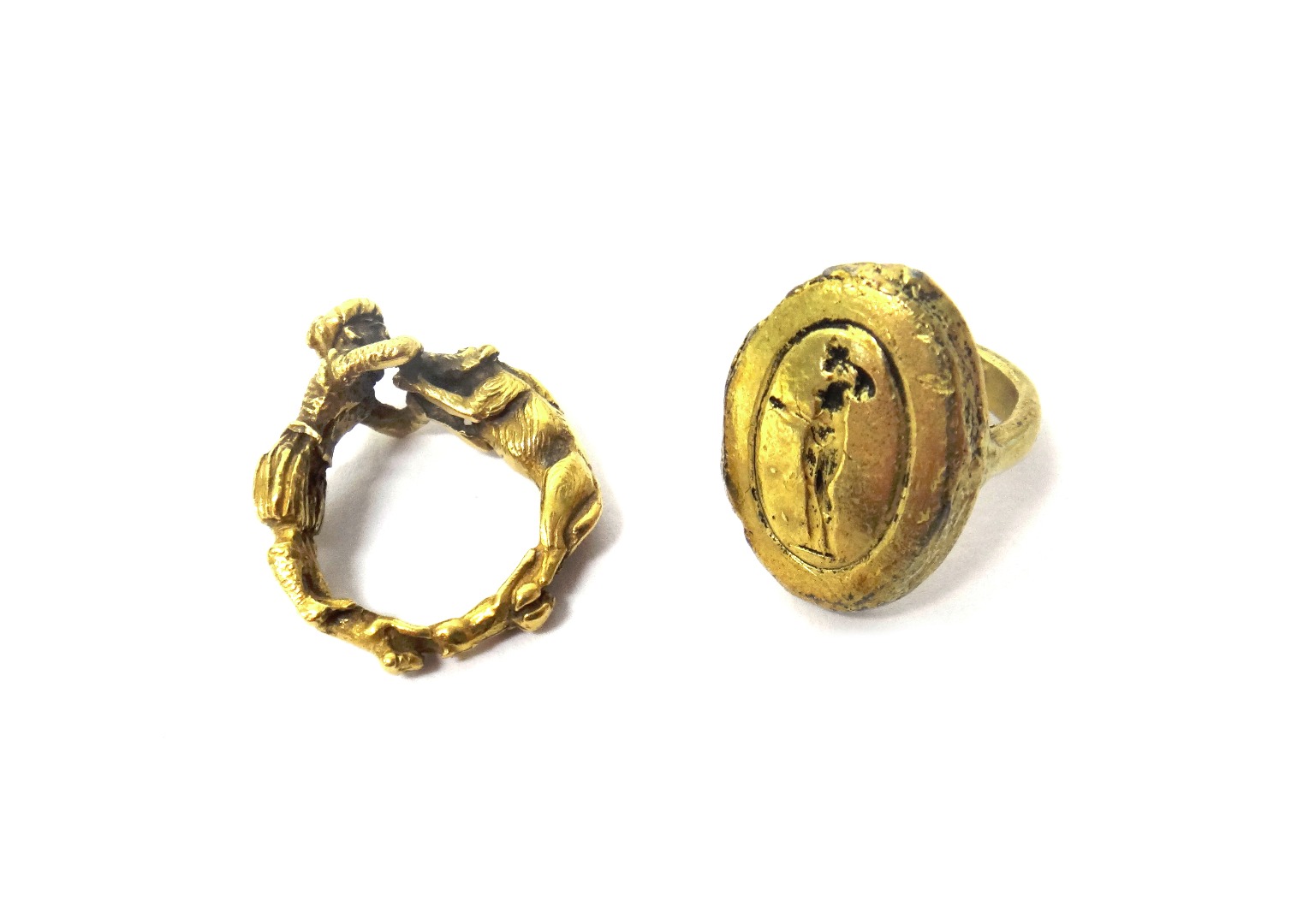 Appraisal: A gold copy of an antiquity oval signet ring detailed