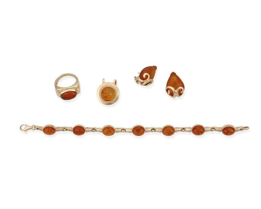 Appraisal: A GROUP OF AMBER JEWELRYA group of amber jewelry k