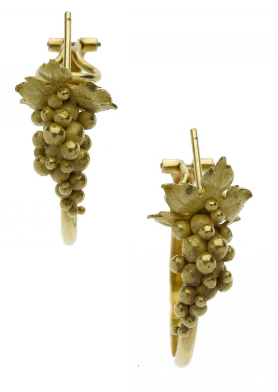 Appraisal: A PAIR OF GOLD GRAPEVINE HOOP EARRINGS