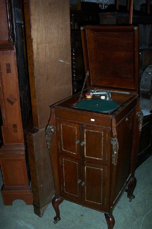 Appraisal: A good quality Edwardian walnut free standing wind up gramophone