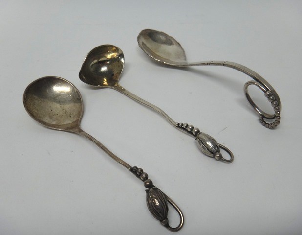 Appraisal: A silver preserve spoon the handle with a bud finial