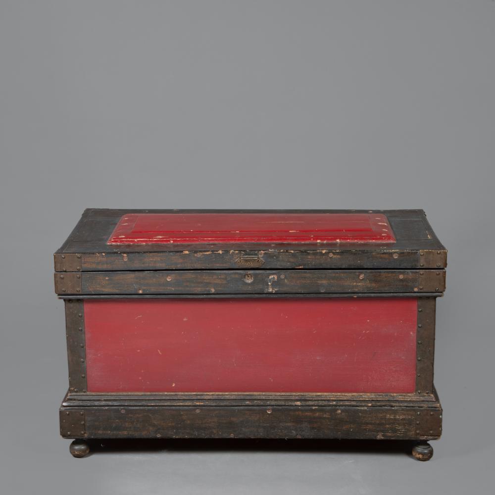 Appraisal: PAINTED TRUNK TH TH CENTURYPainted Trunk th th Century Pine