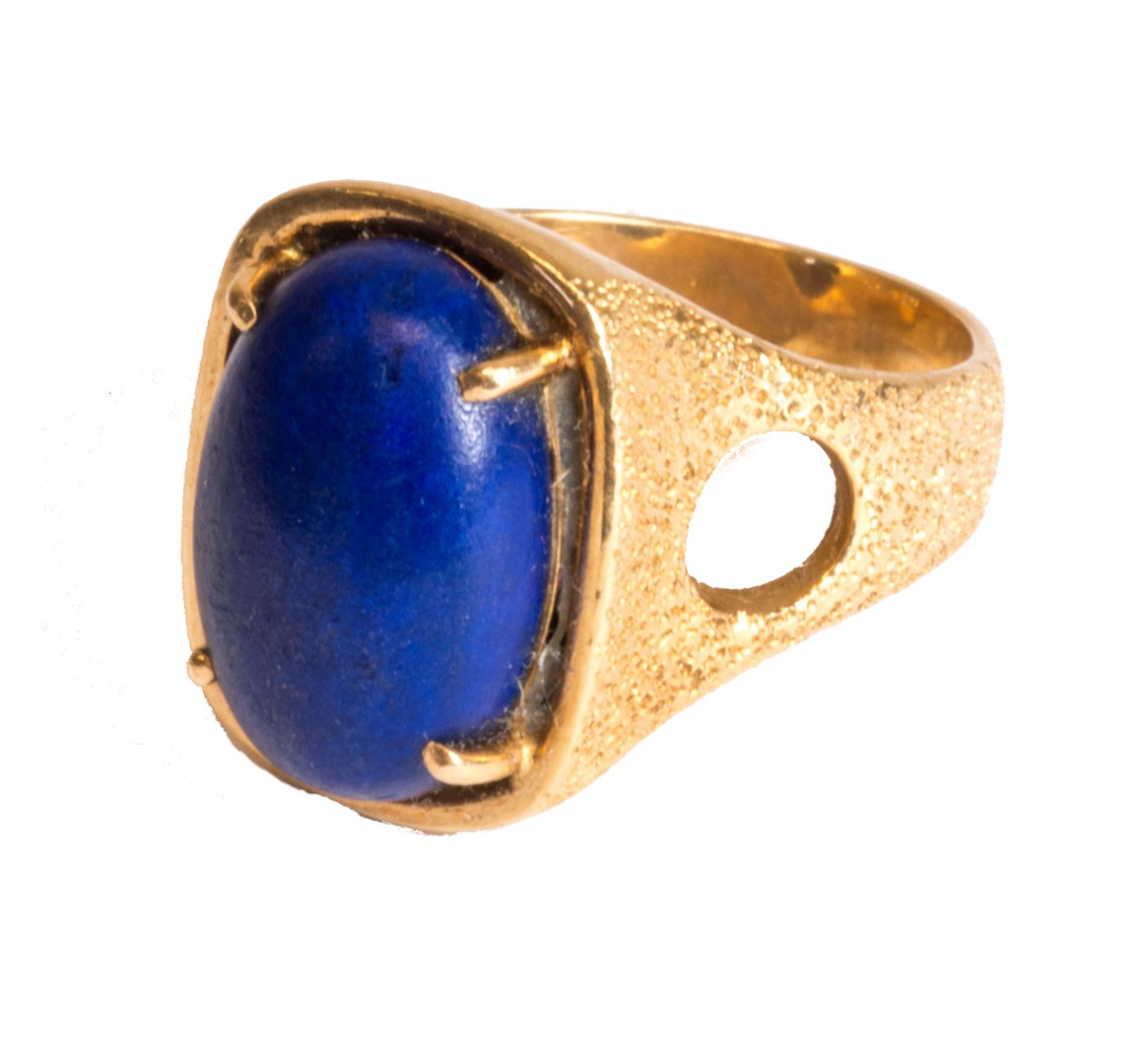 Appraisal: A gold and lapis lazuli set single stone ring the