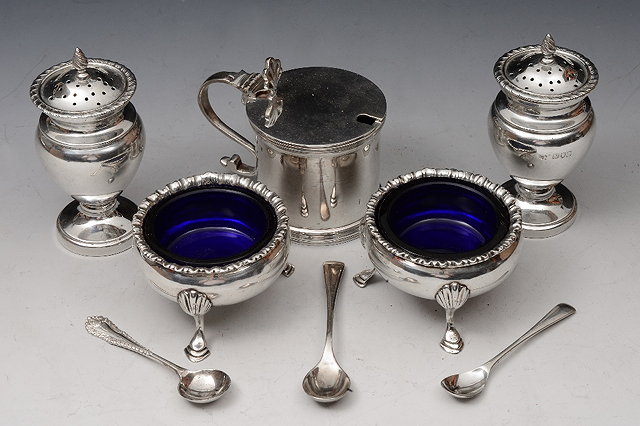 Appraisal: A SILVER MUSTARD POT of plain form hinged lid with