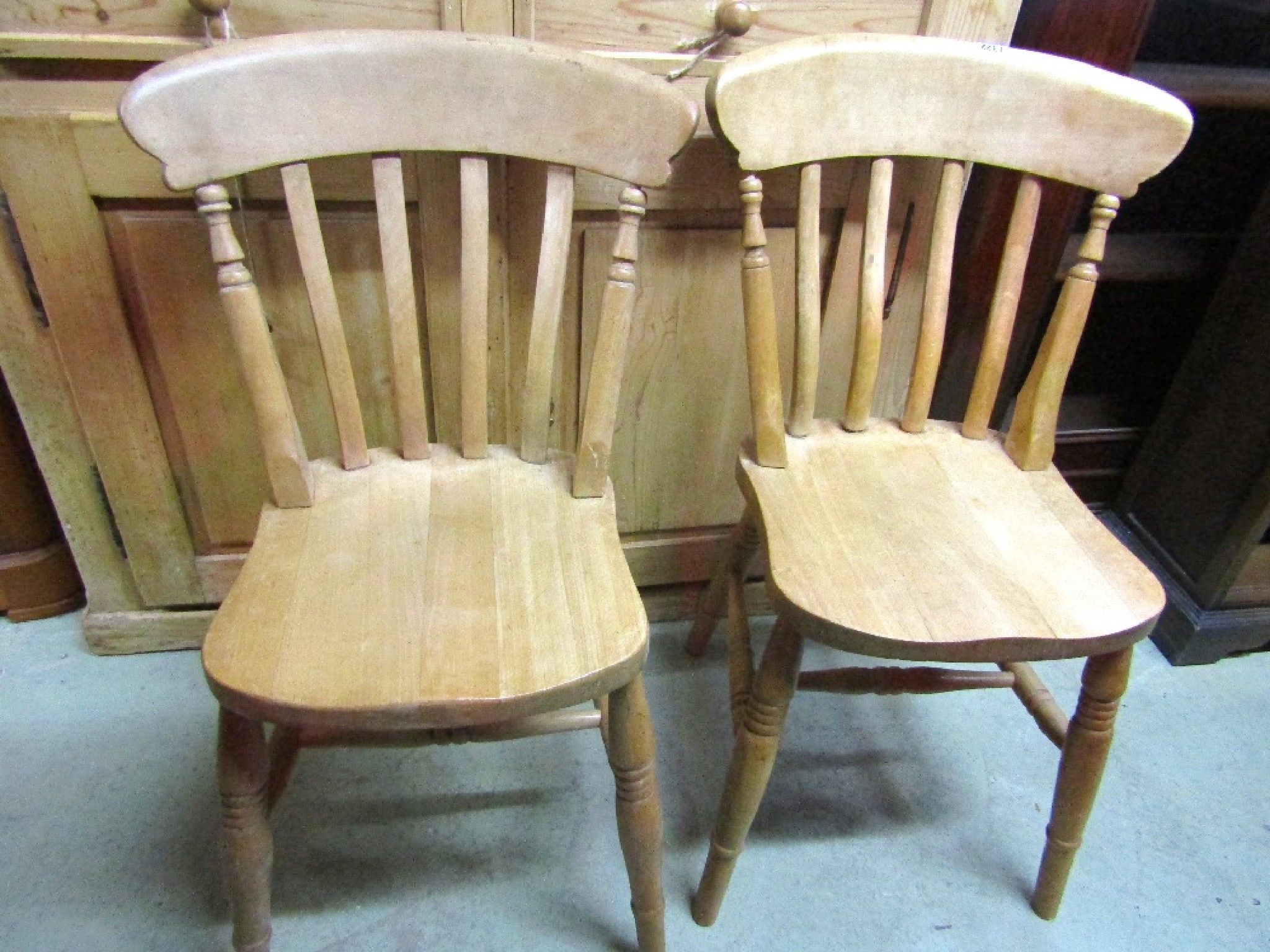 Appraisal: A pair of Windsor beechwood lathe back kitchen chairs with