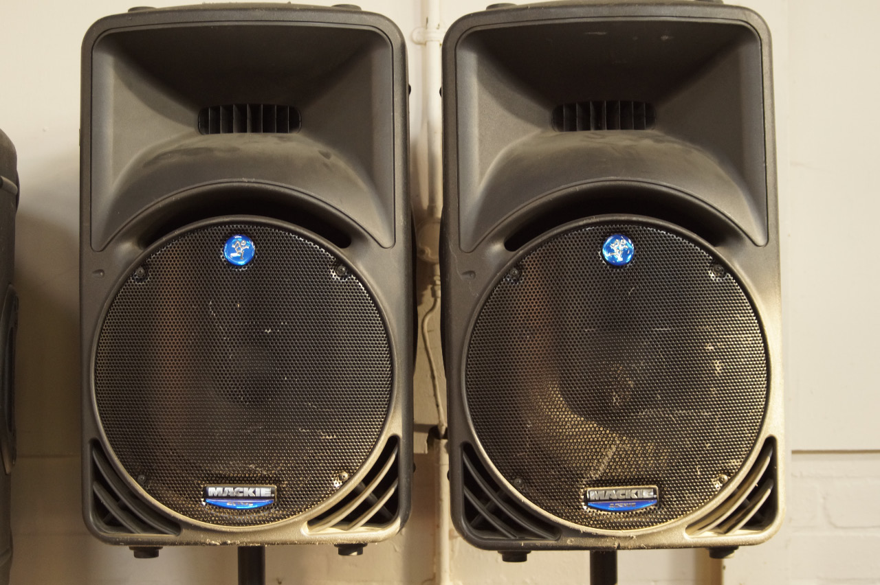 Appraisal: A pair of Mackie SRM active sound reinforcement monitor system