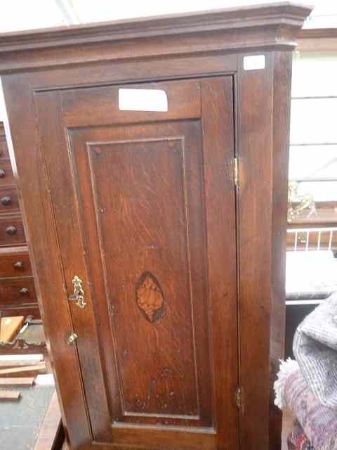 Appraisal: AN TH CENTURY OAK HANGING CORNER CUPBOARD the panelled door