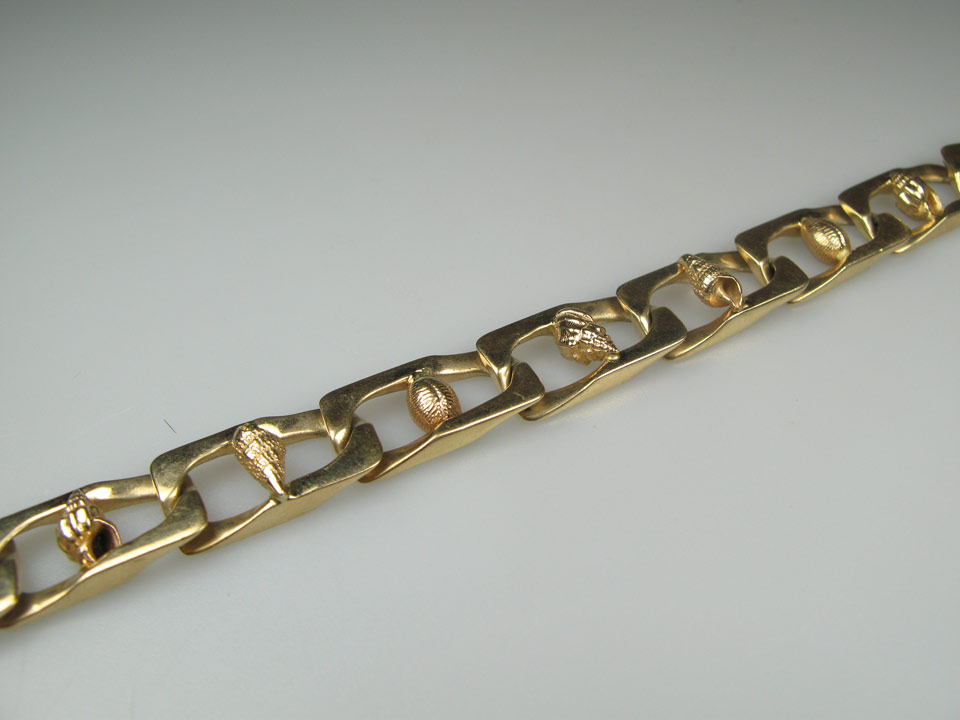 Appraisal: k Yellow Gold Bracelet with shell decoration Length - cm