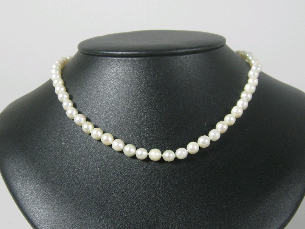 Appraisal: A single row of cultured Pearls