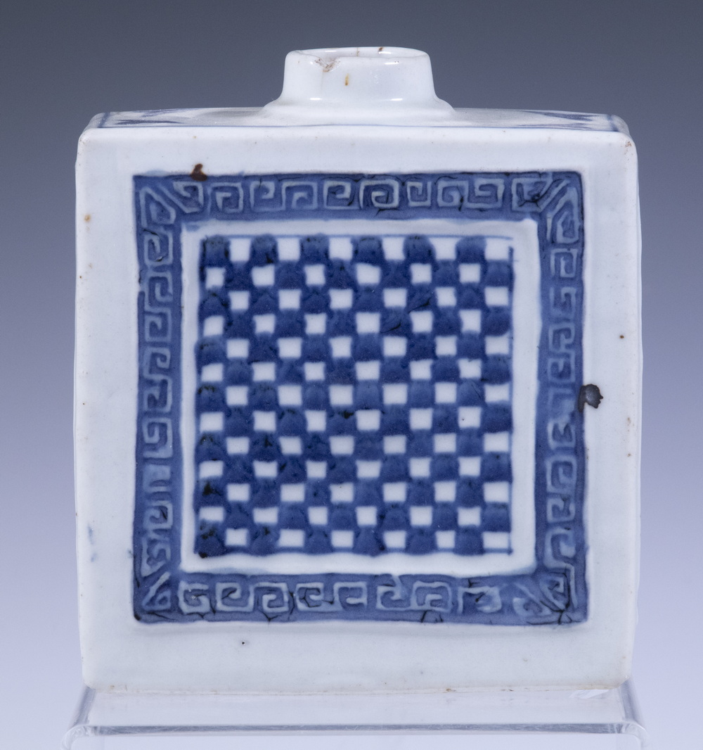 Appraisal: CHINESE PORCELAIN TEA CADDY th c Blue and White Porcelain