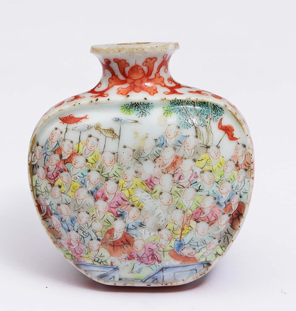 Appraisal: A CHINESE PORCELAIN SNUFF BOTTLE of flat pilgrim bottle form