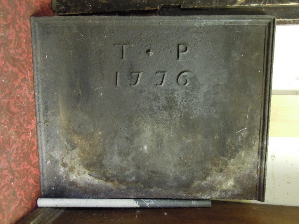 Appraisal: An old English heavy cast iron fire back of rectangular