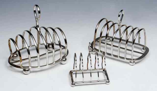 Appraisal: AN EDWARDIAN SILVER SIX DIVISION TOAST RACK on ball feet