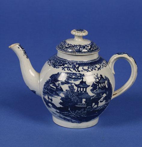 Appraisal: A LIVERPOOL PENNINGTON BLUE AND WHITE TEAPOT AND COVER circa