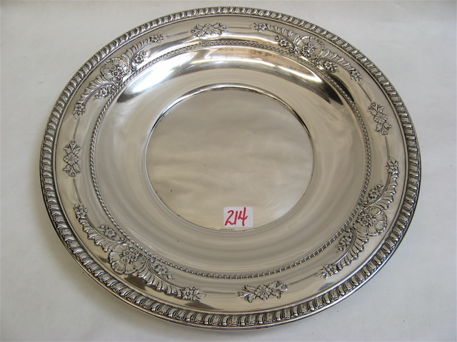 Appraisal: A ROUND WALLACE STERLING SILVER SERVING DISH having a repoussed