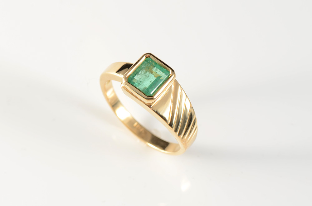 Appraisal: K EMERALD SOLITAIRE RING K yellow gold emerald ring centers