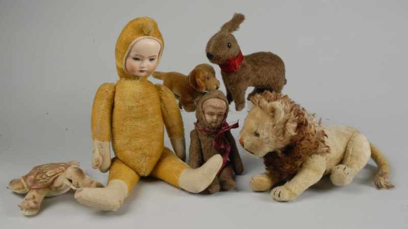 Appraisal: Lot of Animals Description Teddy bear with yellow mohair body