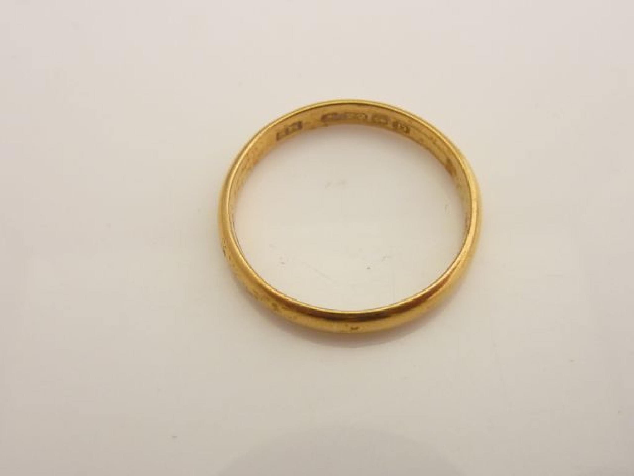 Appraisal: A ct gold wedding band size Q g