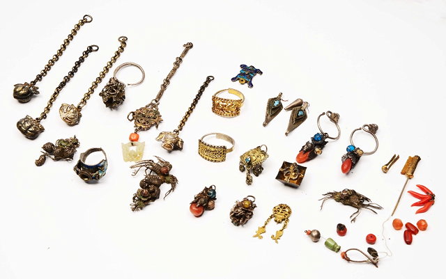 Appraisal: A COLLECTION OF CHINESE SILVER AND SILVER METAL JEWELLERY to