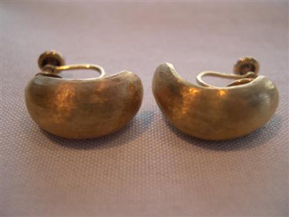 Appraisal: karat yellow gold semi-circular earrings Semi-circular shaped textured earrings of