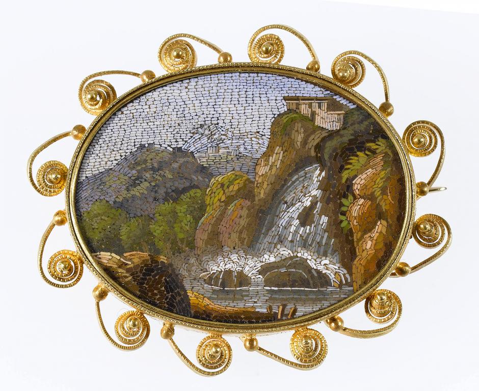 Appraisal: AN ITALIAN GOLD AND MICROMOSAIC BROOCH the oval micromosaic of