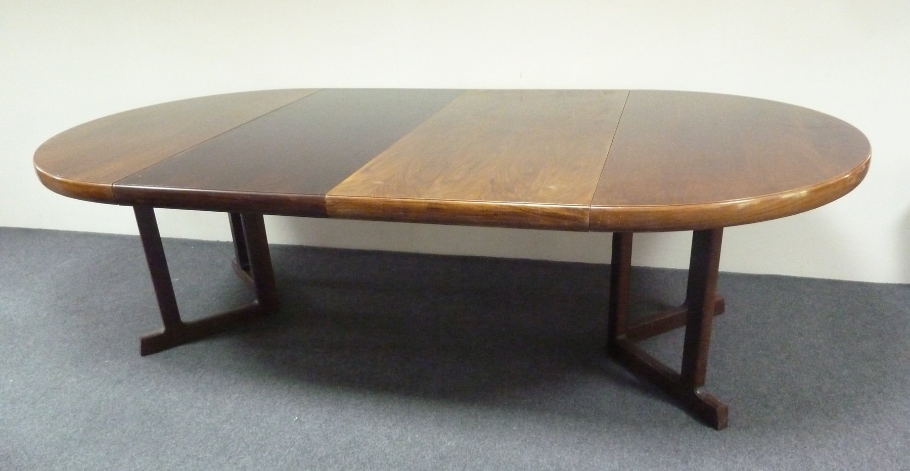 Appraisal: A circular rosewood Danish table with two leaves and a