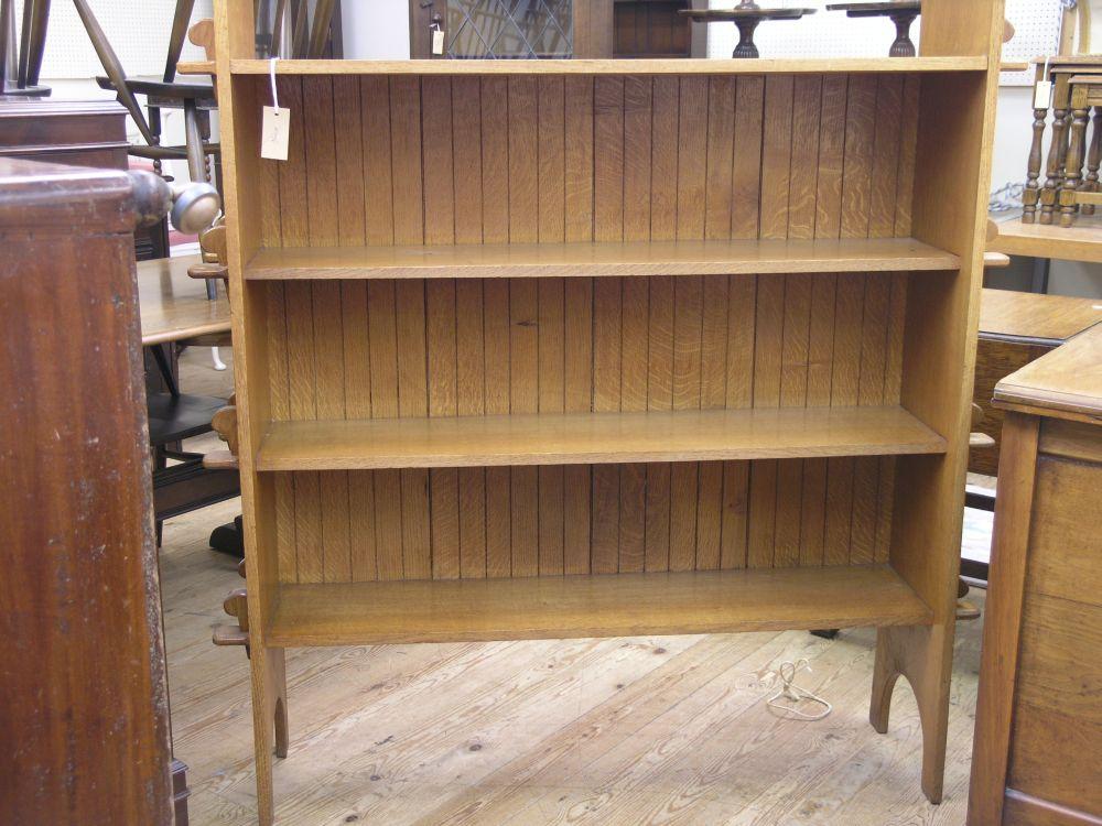 Appraisal: A solid medium oak open bookcase four shelves all with