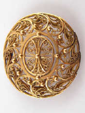 Appraisal: A yellow metal tests carat gold filigree oval brooch approx