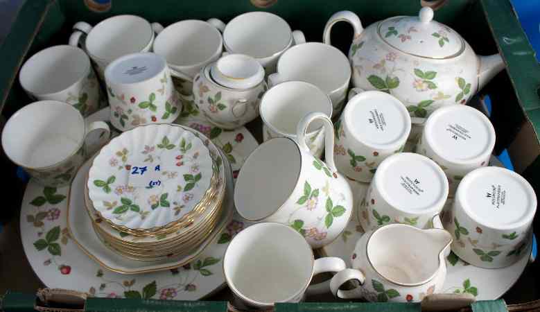 Appraisal: Wedgwood Wild Strawberry Part Dinner Set comprising plates side plates