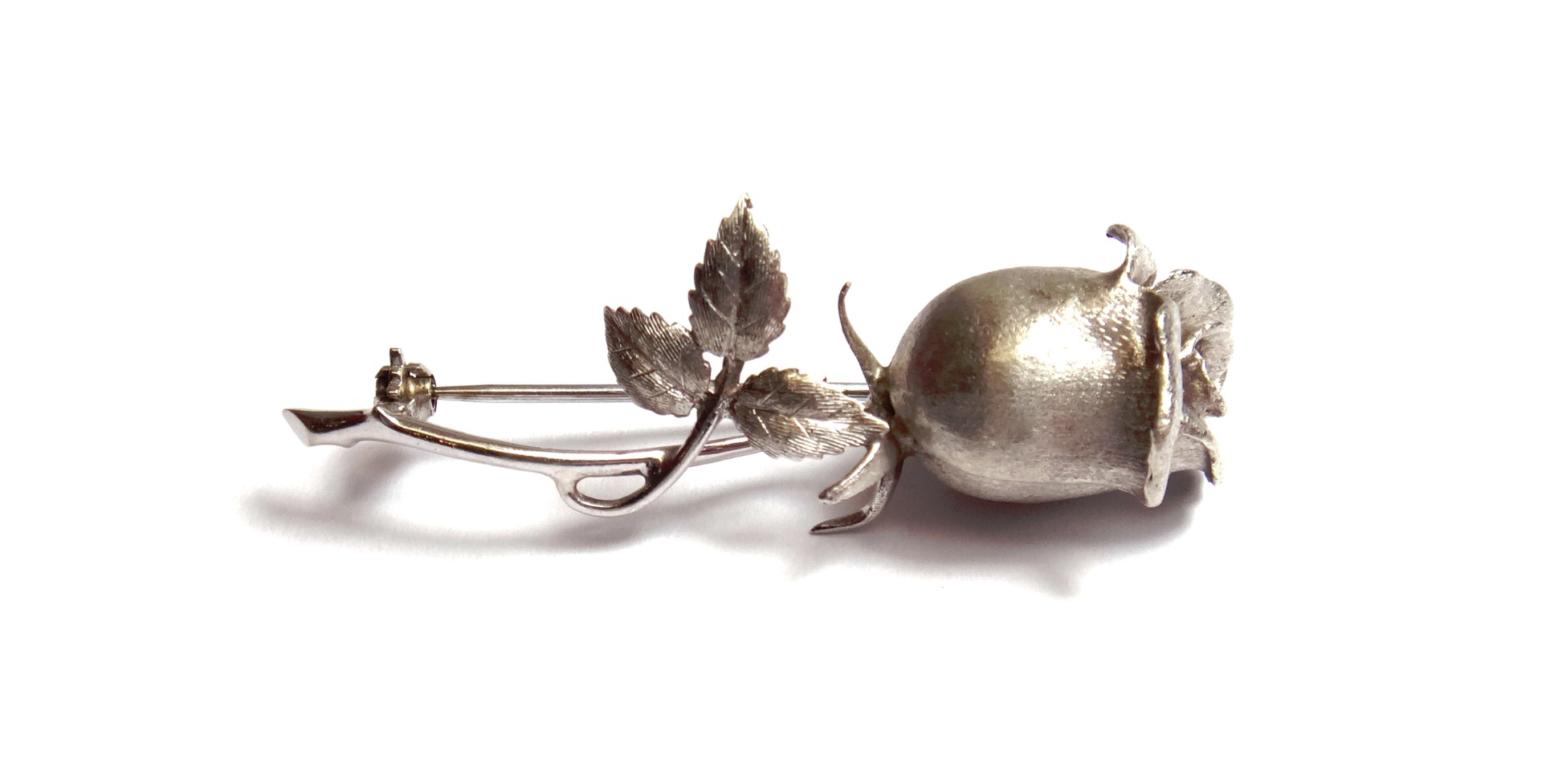 Appraisal: A white gold brooch designed as a rose bud spray