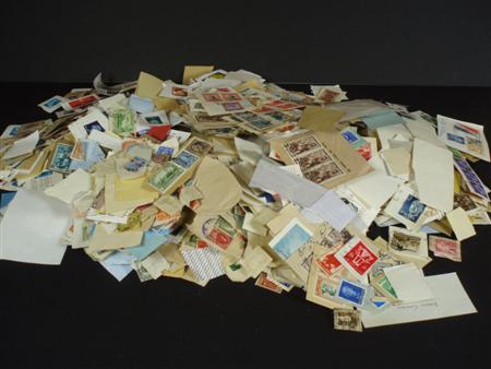 Appraisal: A large group of world stamps all loose mixed on