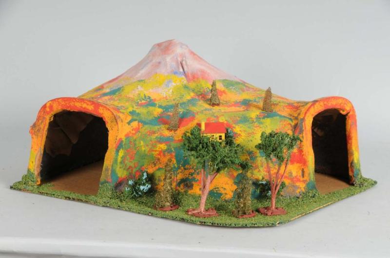 Appraisal: Lionel No O-Gauge Curved Tunnel Description Pre-war Includes original box