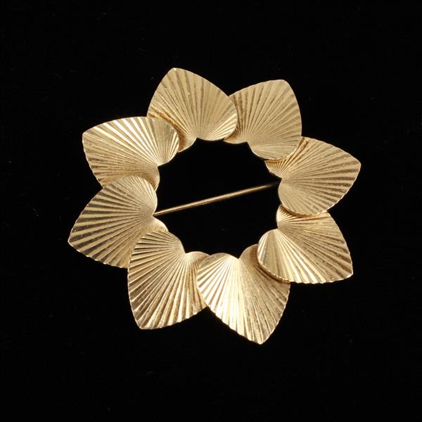 Appraisal: Yellow K Gold Retro Crimped heart shaped wreath pin brooch